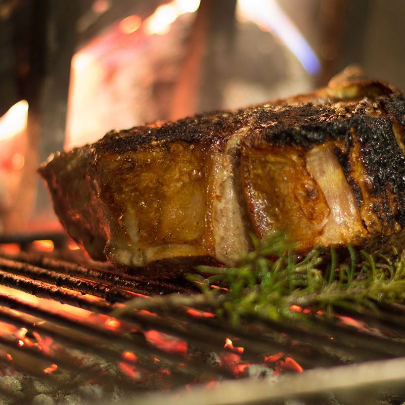 Das Steak vom Grillbuffet bruzzelt schon